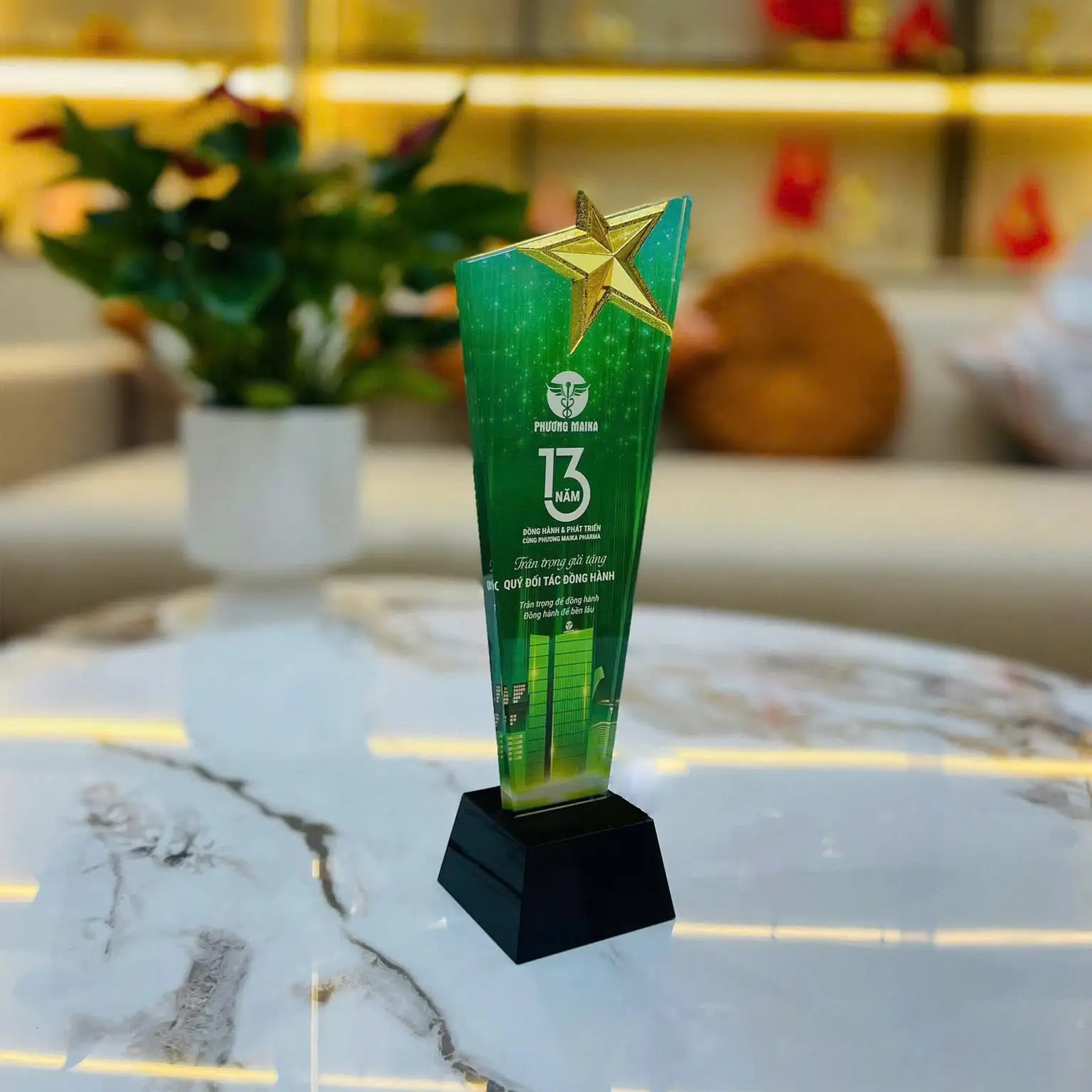 cup-vinh-danh-pha-lê-ngoi-sao Kỷ niệm chương pha lê hình ngôi sao màu xanh lá cây cao cấp