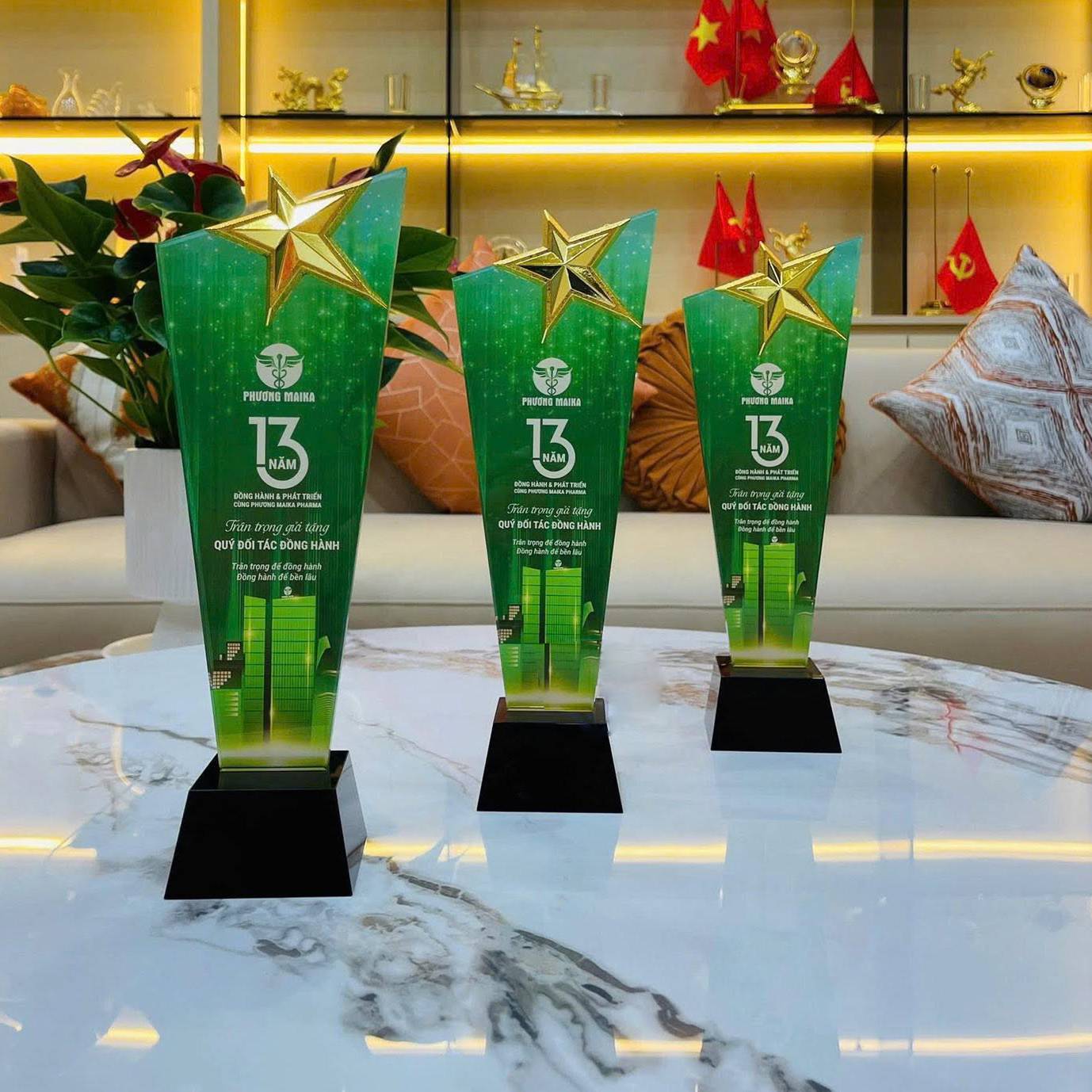 cup-vinh-danh-pha-lê-ngoi-sao Kỷ niệm chương pha lê hình ngôi sao màu xanh lá cây cao cấp