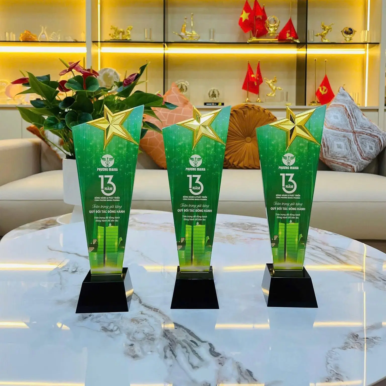 cup-vinh-danh-pha-lê-ngoi-sao Kỷ niệm chương pha lê hình ngôi sao màu xanh lá cây cao cấp