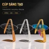 Cúp pha lê sáng tạo cao cấp kết hợp kim loại mạ vàng, thiết kế hiện đại sang trọng. Phù hợp làm kỷ niệm chương vinh danh nhân viên, đối tác, lễ kỷ niệm thành lập doanh nghiệp.