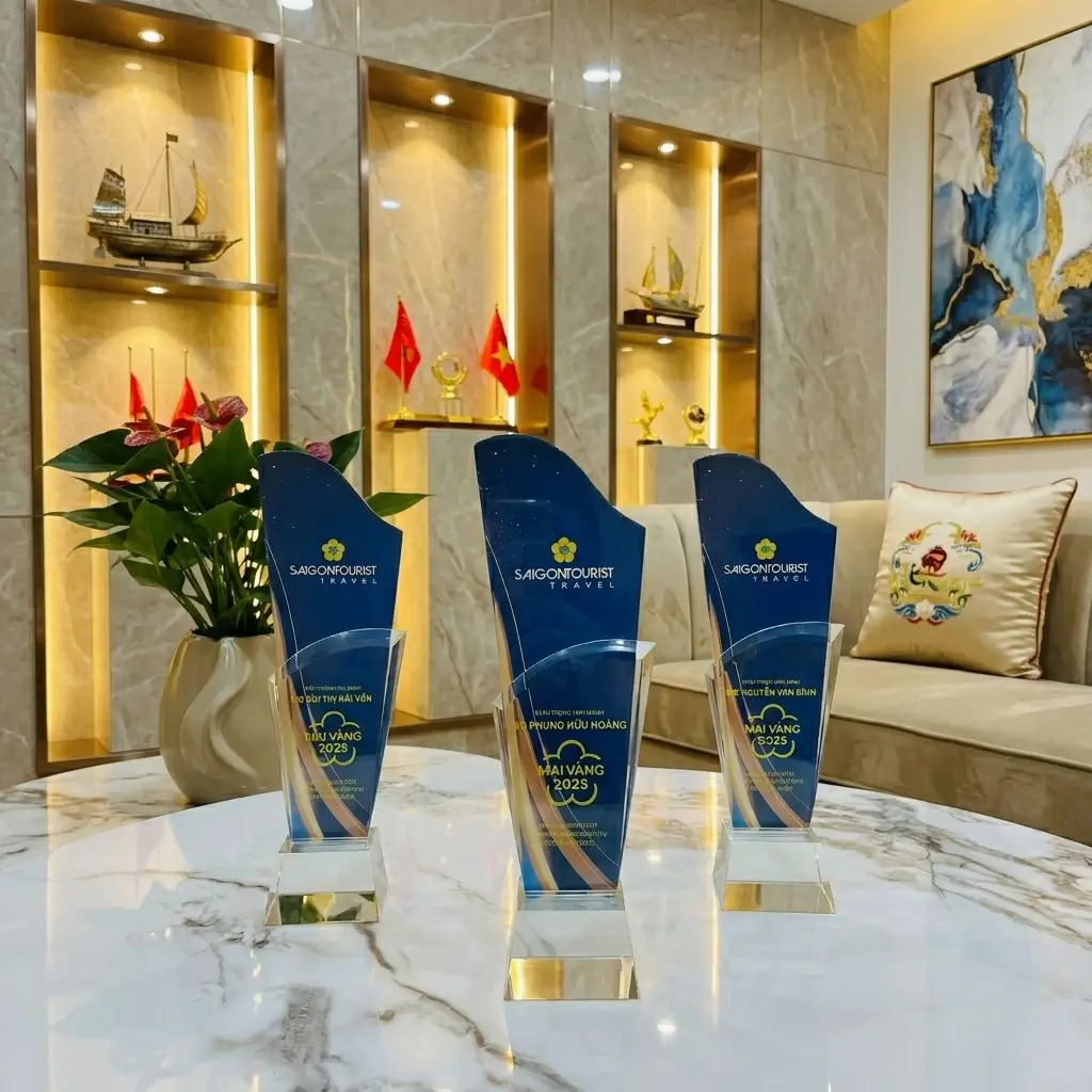 cup-vinh-danh-pha-le Mẫu cúp vinh danh pha lê màu xanh dương in UV sắc nét cho doanh nghiệp