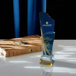 Mẫu cúp vinh danh pha lê màu xanh dương in UV sắc nét cho doanh nghiệp