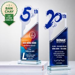 Bộ cúp pha lê kỷ niệm năm thành lập, thiết kế hiện đại sang trọng, thích hợp vinh danh cột mốc doanh nghiệp